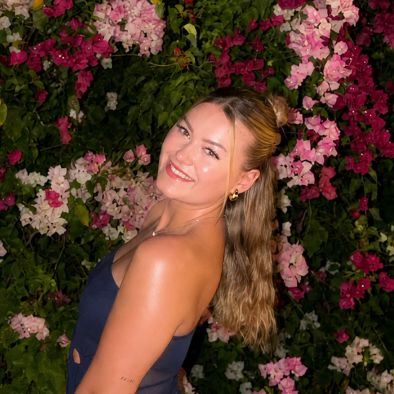 Larissa Pawlak – Gründerin von Lariz Cosmetics Larissa Pawlak von Lariz Cosmetics vor pinken Blumen bei Nacht – professionelle Wimpernstylistin aus Loiching
